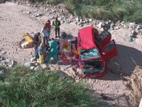 Dramático accidente en el ingreso a Papagayos al caer un auto desde un puente: hay tres heridos