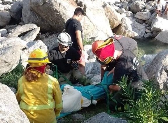 Rescataron a una persona en el arroyo de Pasos Malos, que cayó y se fracturó