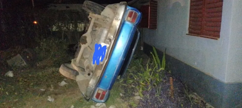 Impactante vuelco de un auto, que ocasionó un escape de gas en la madrugada del lunes