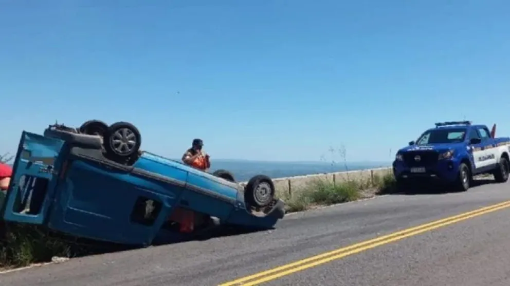 Altas Cumbres: Volcó a centímetros de un precipicio y se salvó de milagro