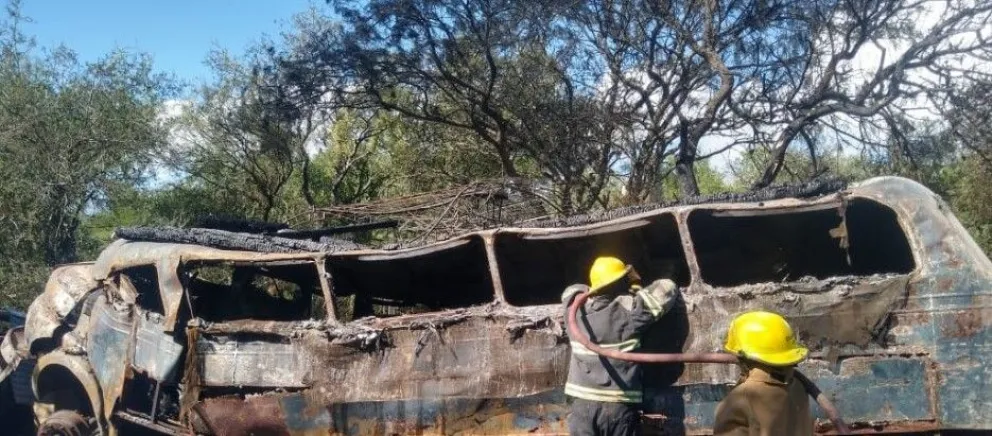 Incendio de un colectivo en el que vivía una familia