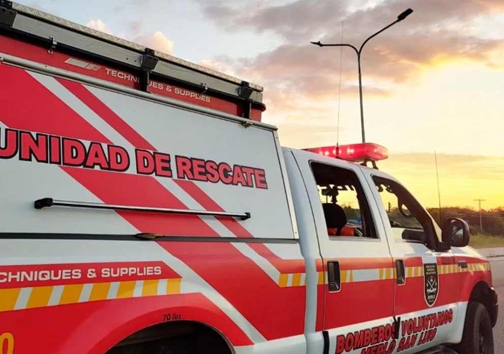 Debido a la complejidad del descenso, se realizó una maniobra técnica con cuerdas y camilla SKED para bajarlo de forma segura hasta la ambulancia.