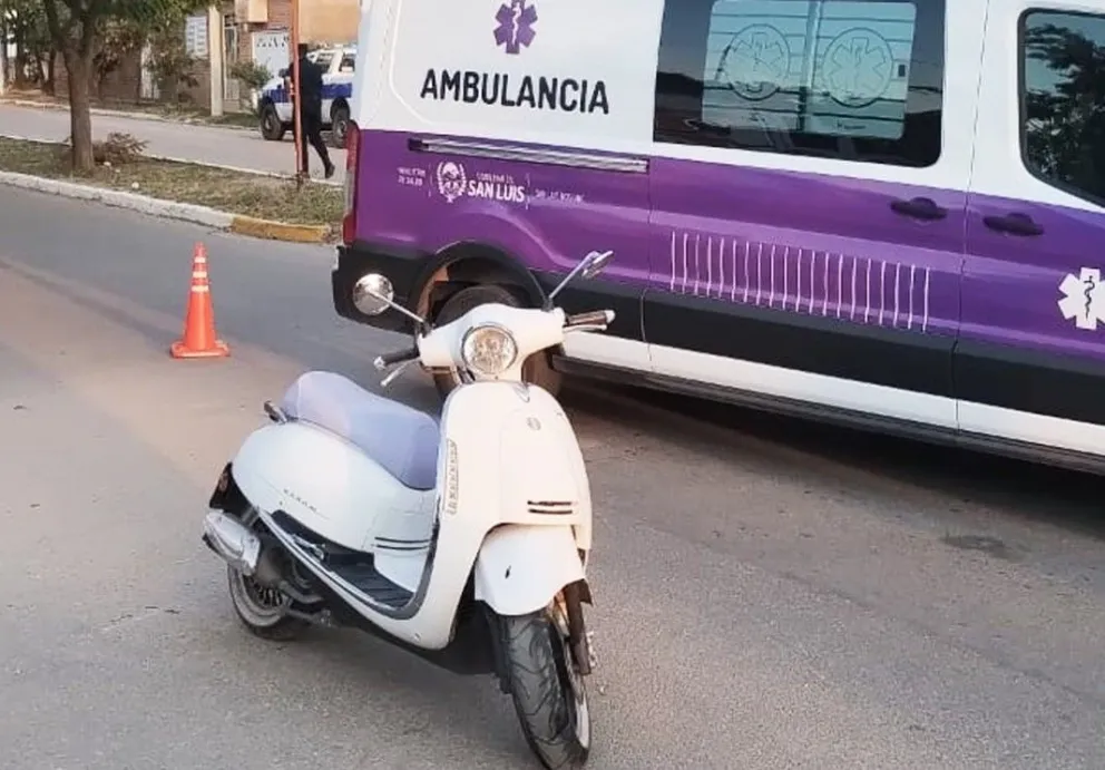 Accidente entre una moto y un auto en Boulevard Olivera