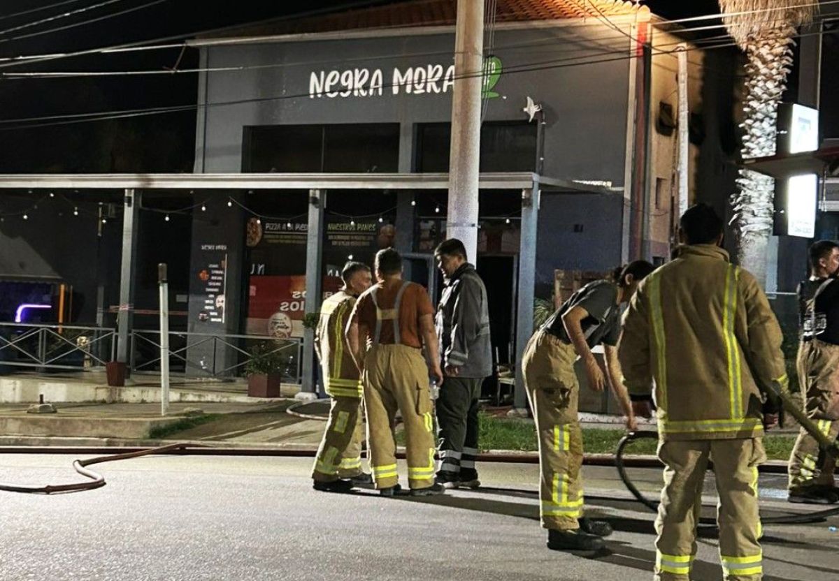Cuatro unidades de bomberos sofocaron un incendio en un restaurante de la Avenida del Sol