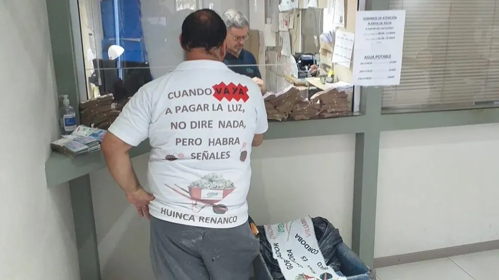 Un comerciante llevó casi 1 millón de pesos en carretilla para pagar la luz