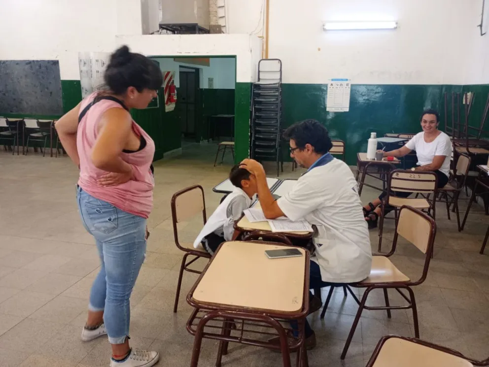 Personal de salud atiende a estudiantes en las escuelas de la Costa de los Comechingones