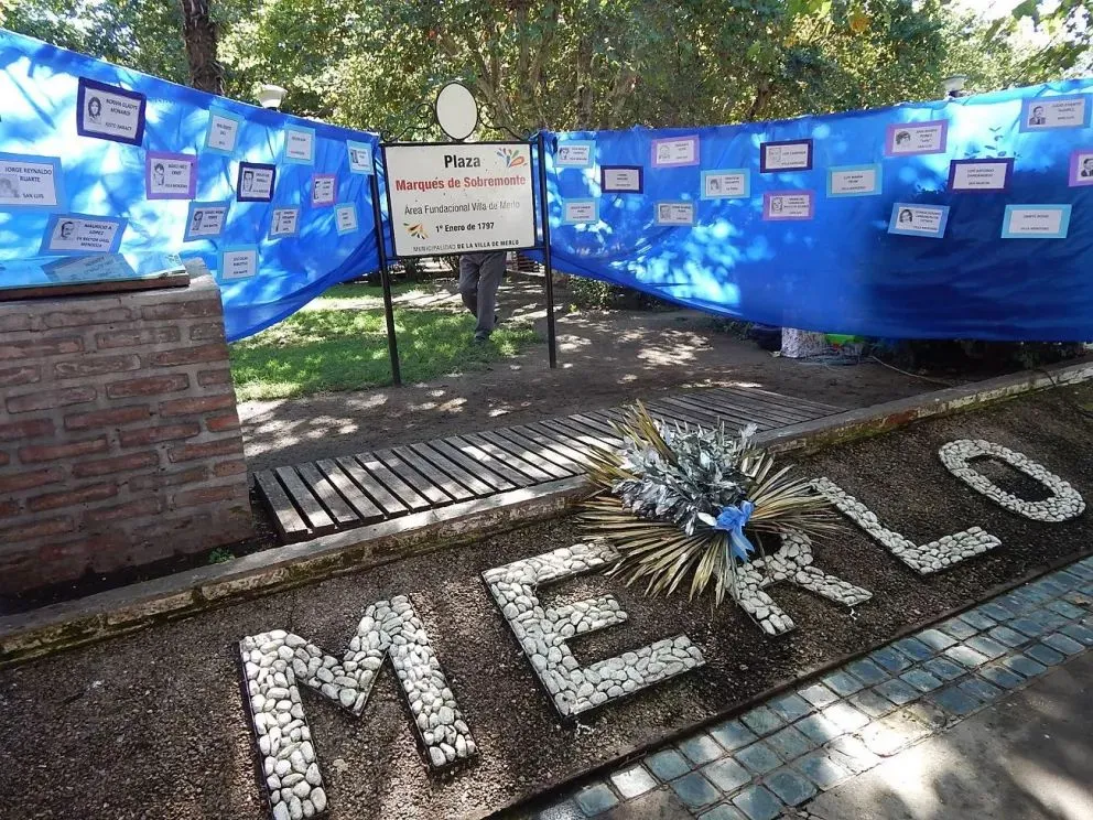 Recordación en nombre de los desaparecidos puntanos en la plaza de Merlo. Foto Archivo.