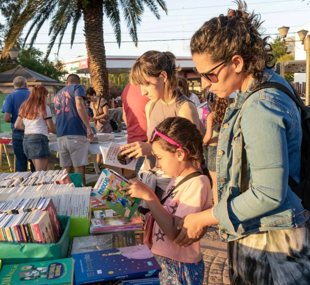 La Feria de Libros y Arte – Edición Verano llega a Villa de Merlo con una nueva propuesta cultural que invita a locales y turistas a sumergirse en el mundo de la literatura y el arte.