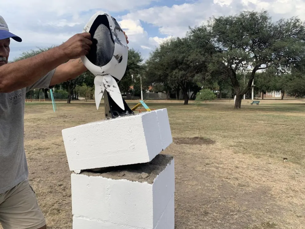 Vandalismo en Villa de Merlo: dañaron y rompieron el monumento en homenaje a las Madres de Plaza de Mayo