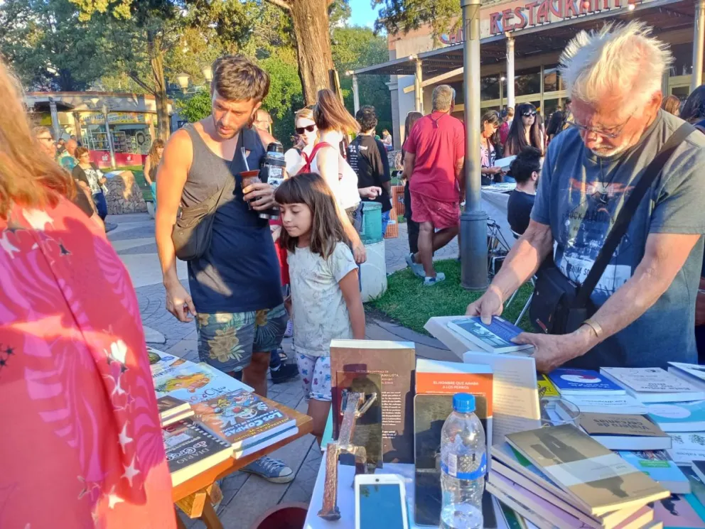 Viernes y sábado de feria literaria y arte en Villa de Merlo, en la plazoleta del Casino.