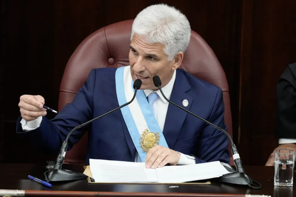 Poggi anunció la licitación para la construcción de nuevas viviendas para “junio o julio” 