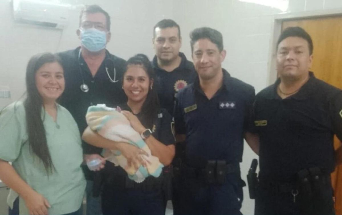 Villa de Soto: La policía asistió a una joven en pleno trabajo de parto en la calle