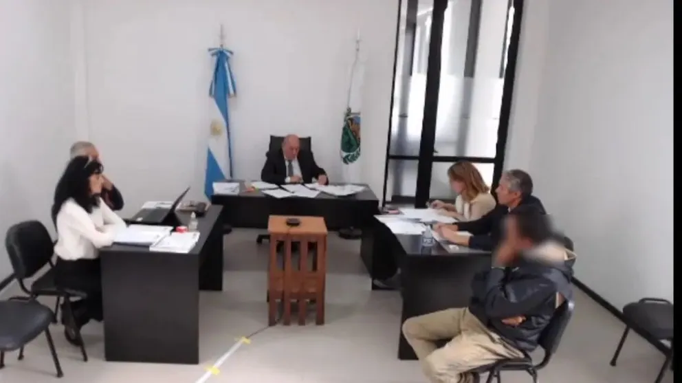 Golpeó a su exmujer con un martillo, la amenazó con un cuchillo y la golpeó en el piso