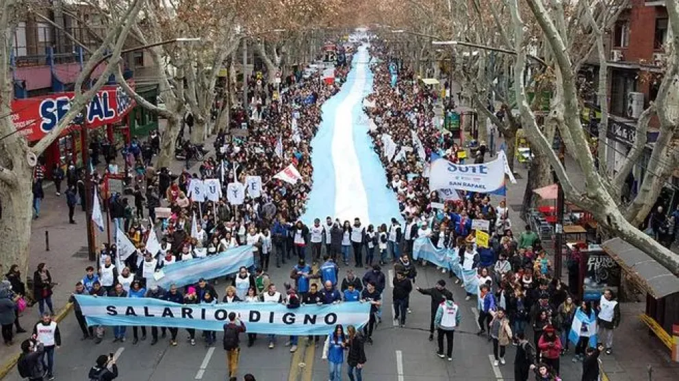 Universidades marchan hoy en todo el país contra el ajuste presupuestario de Javier Milei