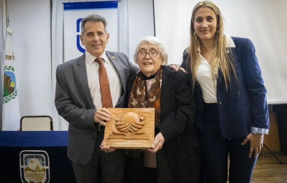 Cecilia De Gabriel recibió el Premio “Rector Alberto Francisco Puchmüller”