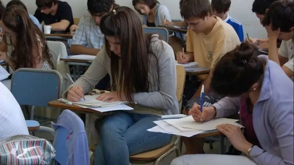 La meta física del presupuesto 2025 prevé alcanzar 1,5 millones de jóvenes que cobran el subsidio, pero el año pasado apenas llegó al millón. 