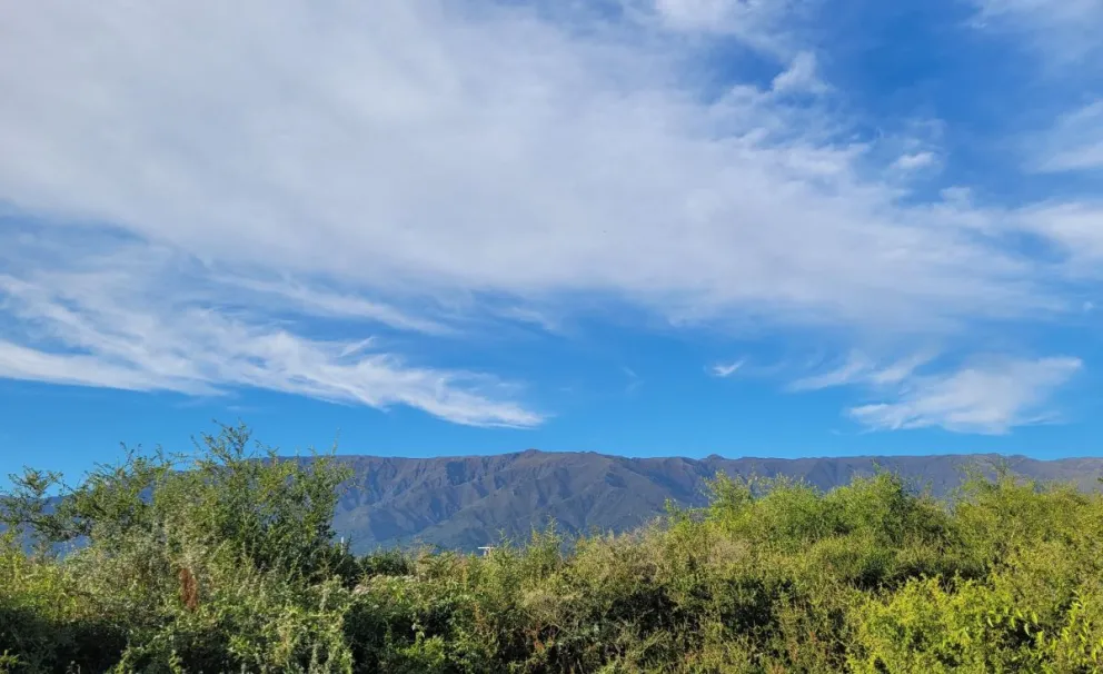 Cielos parcialmente nublados y temperaturas frescas para el fin de semana largo en Merlo.