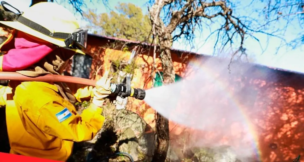 Una mujer resultó con quemaduras tras sofocar un principio de incendio en su casa en Piedra Blanca