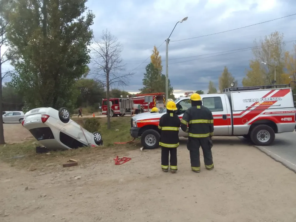 Vuelco en la Ruta 1: dos personas debieron ser hospitalizadas