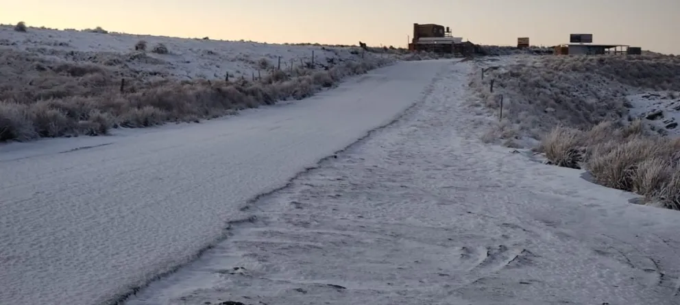 Para este domingo se espera una máxima de apenas 4°C y la posibilidad de algunas lloviznas o agua nieve por la tarde. 