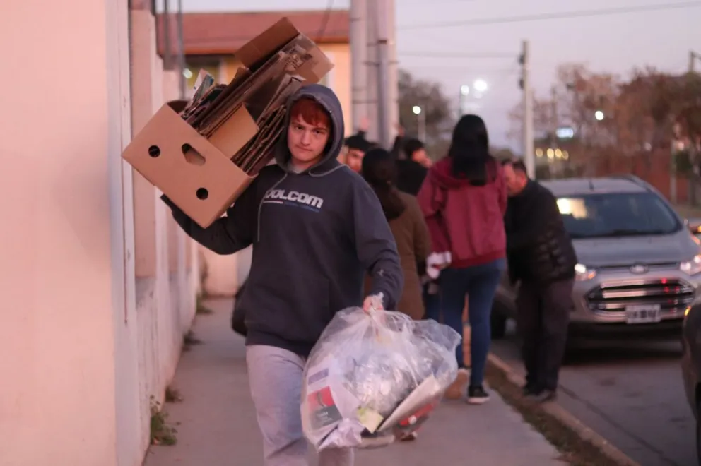 Durante tres meses, los estudiantes de 6° año compiten recolectando materiales reciclables como plástico PET, cartón y aluminio. 