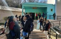 Grave conflicto en la escuela del Rincón: padres piden la destitución de un docente y la directora