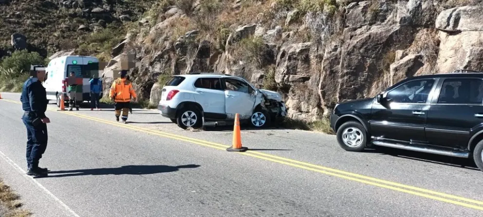Accidente en el camino a las Altas Cumbres: perdió el control del auto y choca a la altura del Paraje Niña Paula      