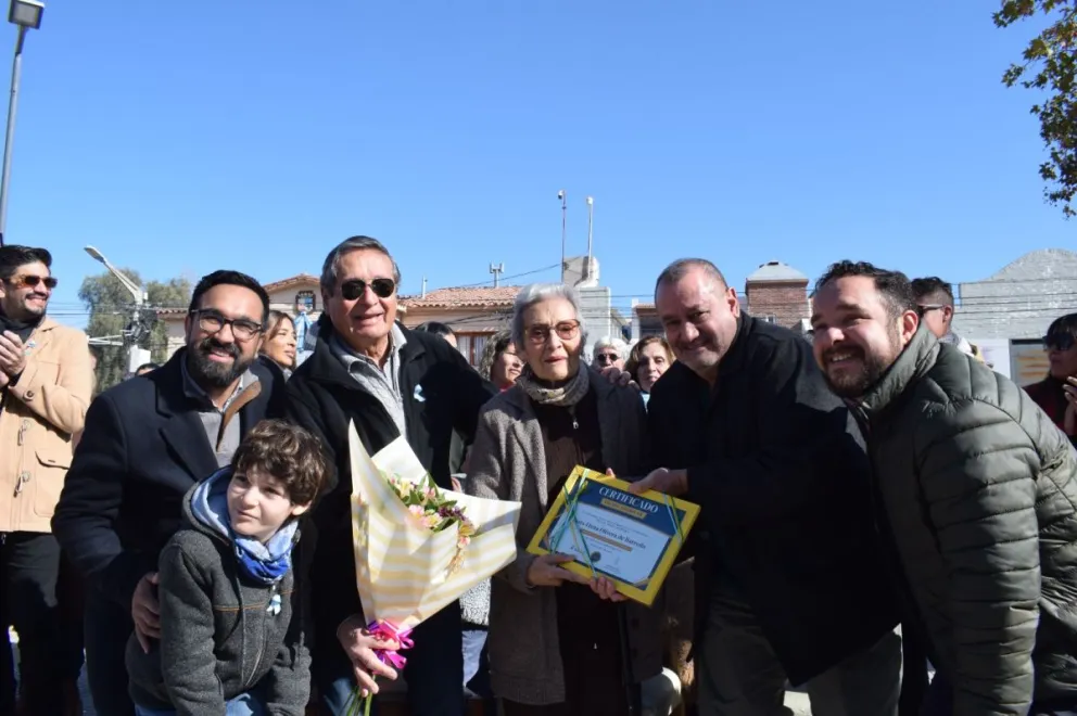 Acto por el Día de la Independencia en la Plaza Sobremonte y reconocimiento a una vecina centenaria