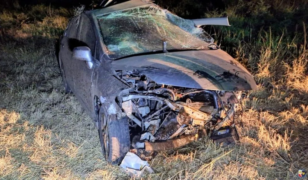 Un conductor ileso tras volcar su vehículo al esquivar dos jabalíes cerca de Quines