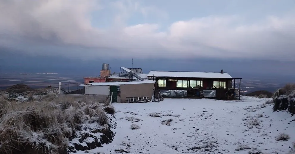 Inesperada nevada en lo más alto de las sierras de los Comechingones