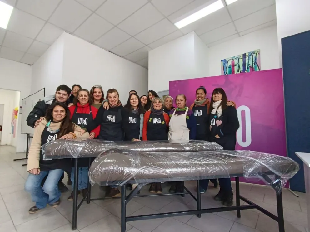 Alumnos de tapicería de la UPrO restauraron camillas para el hospital Madre Catalina