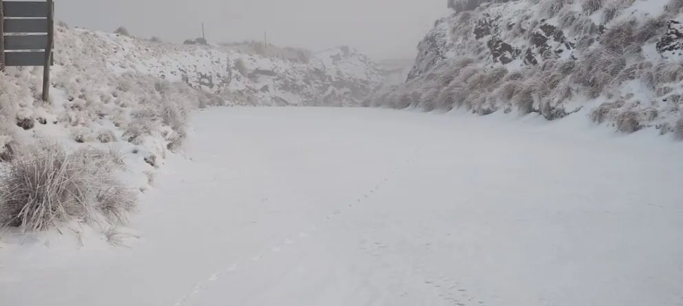 Por la nieve acumulada cortan el camino al filo serrano