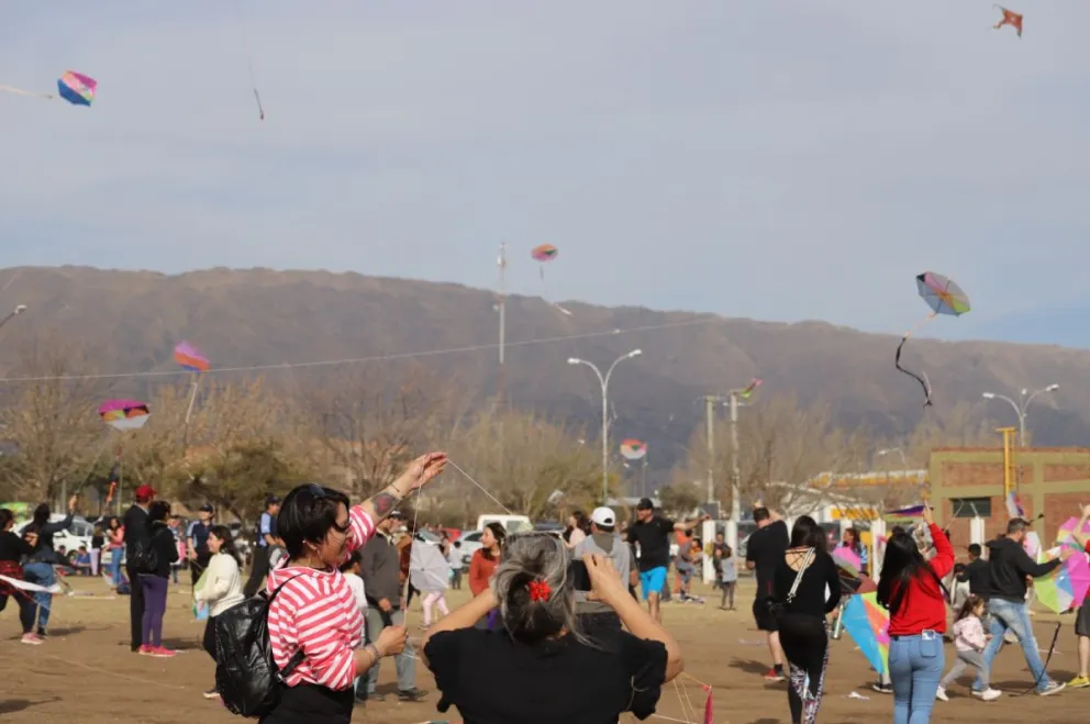 Gran barrileteada en Villa de Merlo para celebrar el Día del Niño