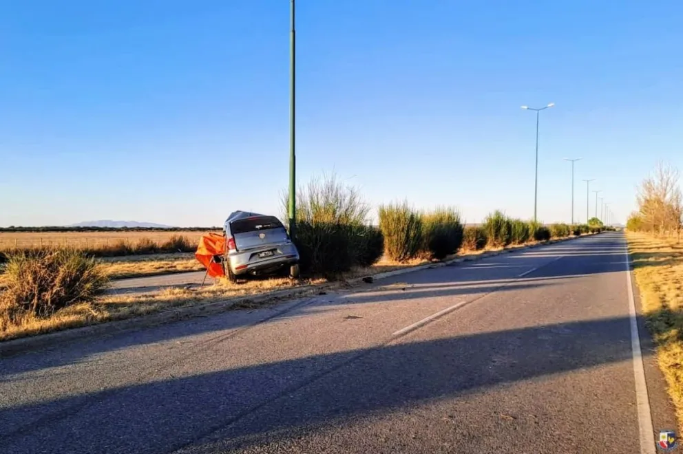 Un joven de 23 años de edad y con domicilio en Renca, conducía un auto Volkswagen Fox y por razones que se tratan de establecer perdió el control del vehículo, lo que provocó el impacto contra un poste de luminaria ubicado en el cantero central. Foto. Pol
