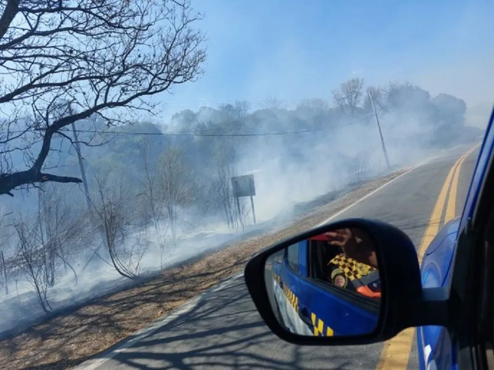 Bomberos combaten focos de incendios en Traslasierra y Punilla. (Foto: Policía) 