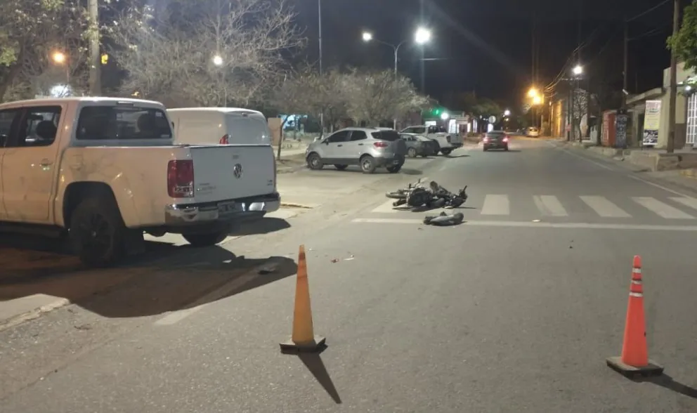 Un motociclista chocó contra una camioneta estacionada y sufrió traumatismo de cráneo grave.