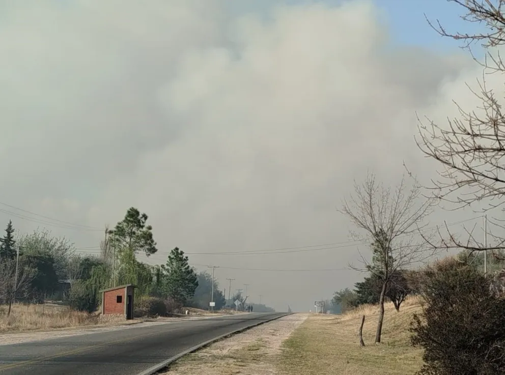 Según las últimas informaciones, el incendio esta descontrolado en estos momentos y cruzó la ruta 1 de este a oeste, por lo que el Gobierno reforzó el trabajo de Bomberos Voluntarios de la Policía y Brigadistas.