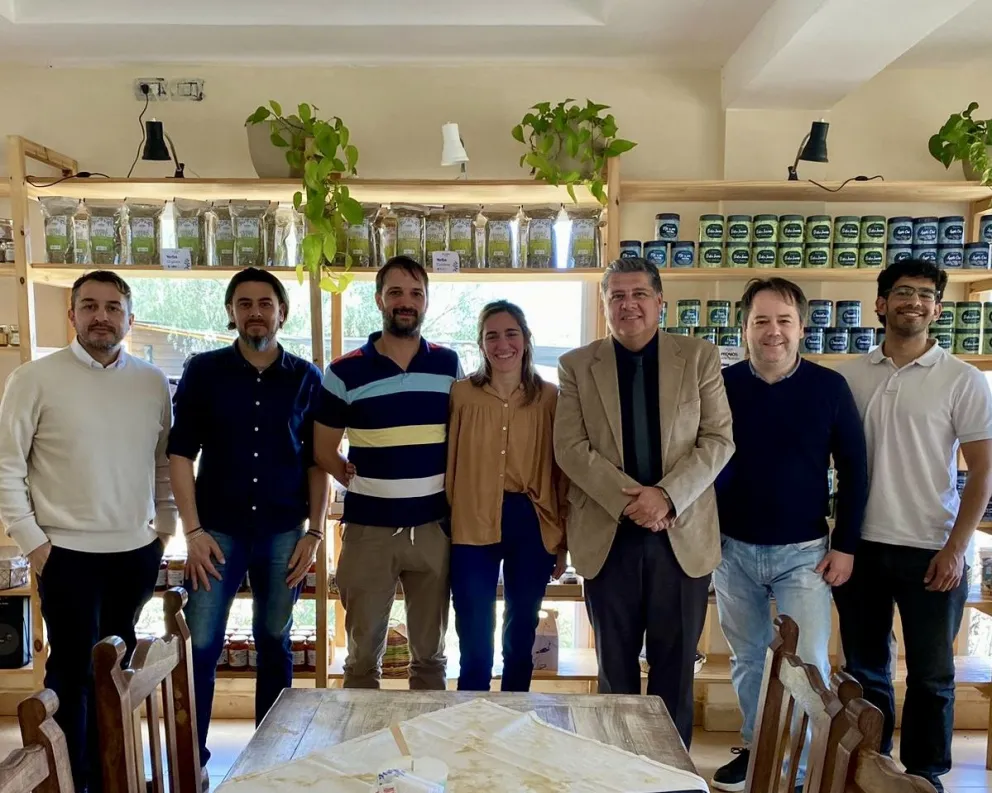 Paula Rufino y el secretario Vogt durante la visita del equipo de Actividades Logísticas a Carpintería.
