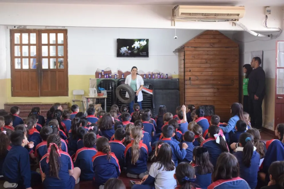 Charlas en las escuelas de Villa de Merlo para prevenir el dengue.