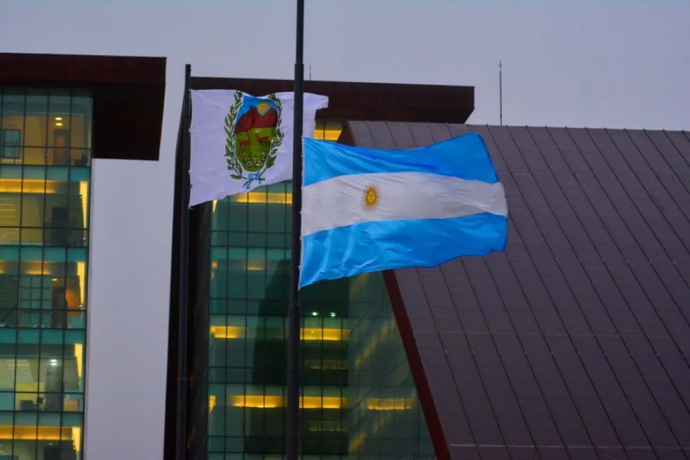 La actividad de la administración pública se desarrollará normalmente con la bandera a media asta y todo lo que implique la simbología del duelo.