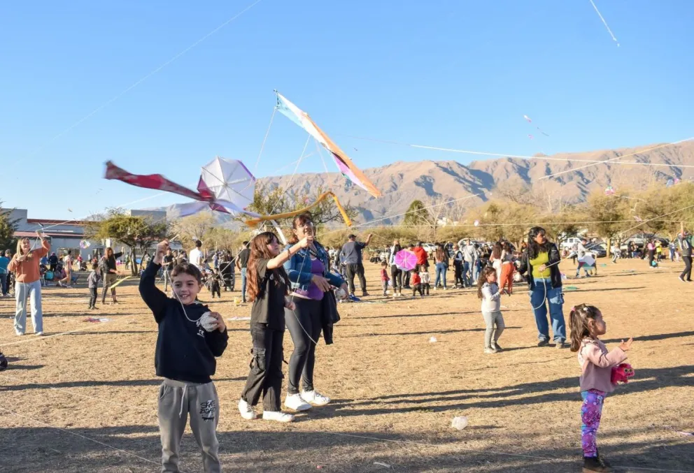 Fiesta del Día del Niño con cientos de barriletes en el cielo merlino