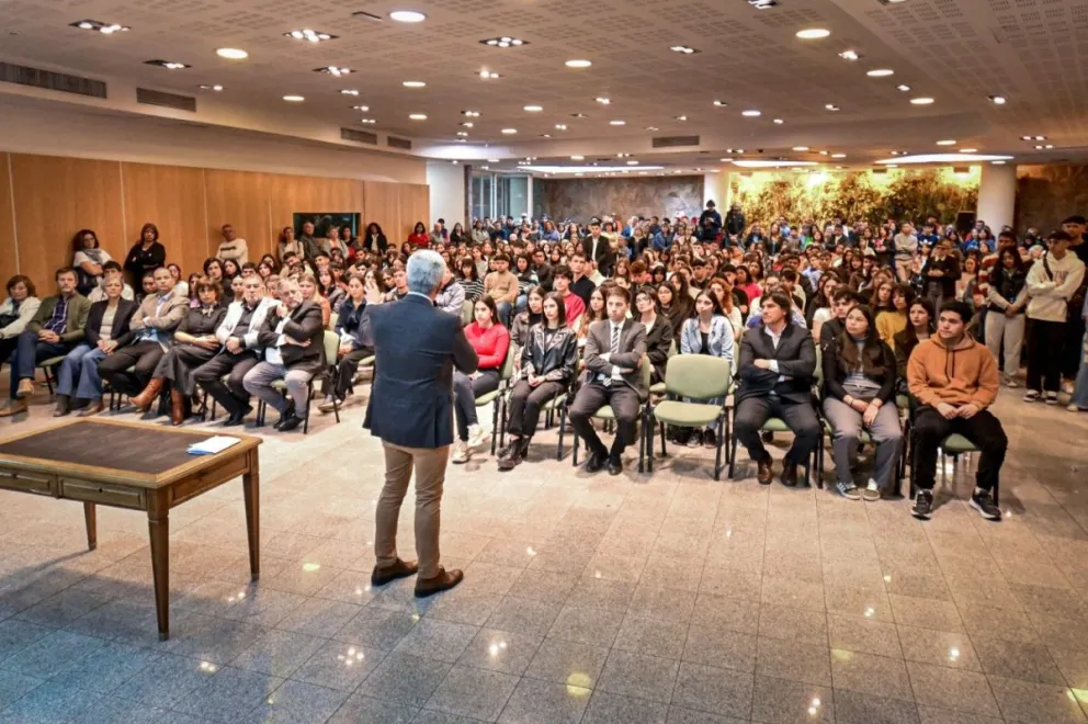 Más de 300 jóvenes se sumaron como beneficiarios de la Beca al Mérito