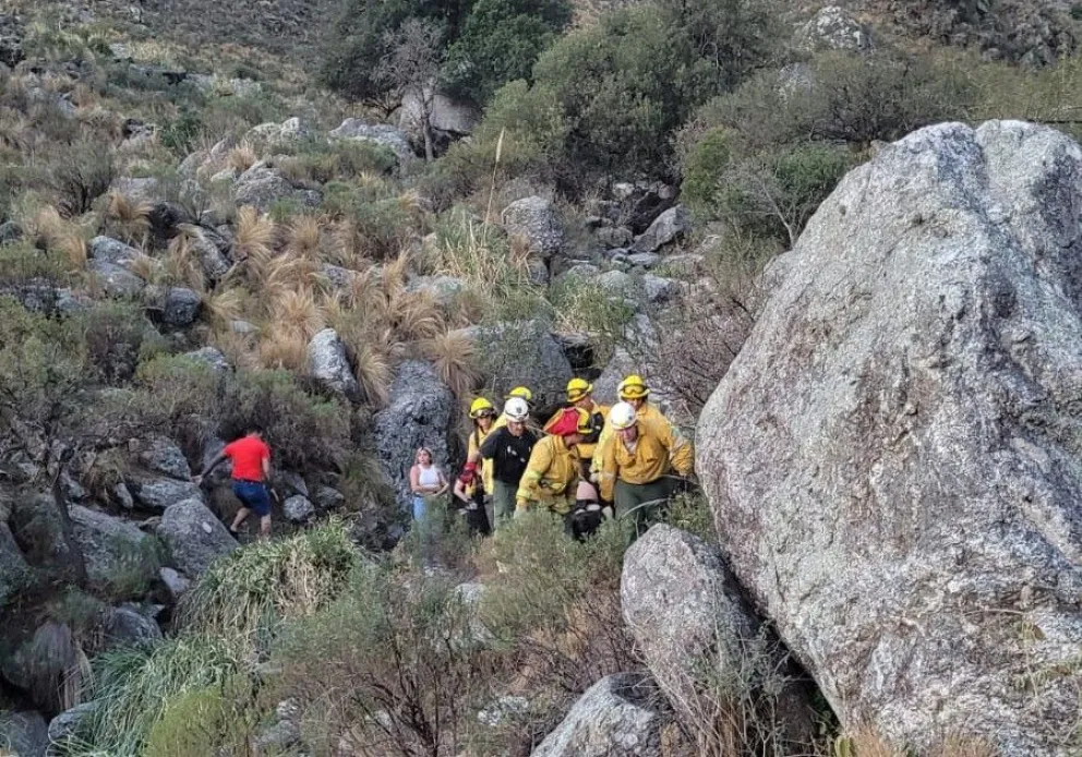 Rescataron a un turista herido en Pasos Malos tras sufrir un problema en una pierna
