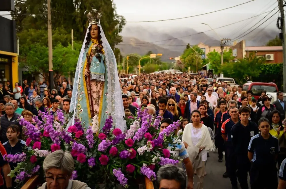 La comunidad merlina salió a las calles a marchar en una demostración de fe y esperanza en la fiesta en honor a Nuestra Señora del Rosario.