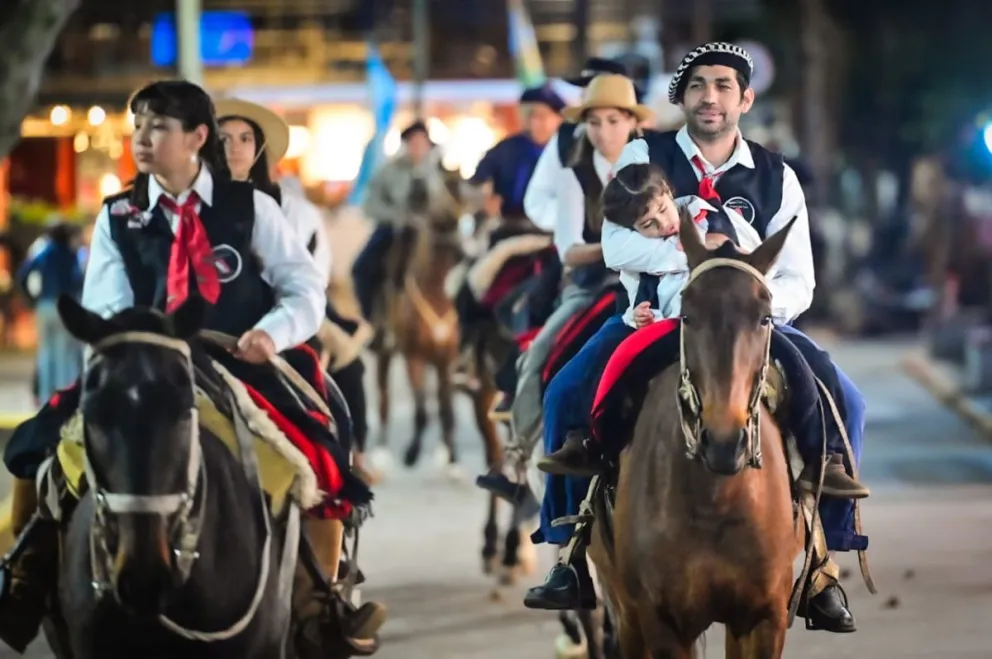 La marcha fue encabezada por las imágenes de la Santa Patrona y Santo Cura Brochero, seguidas de los gauchos y paisanas a caballo. foto ansl
