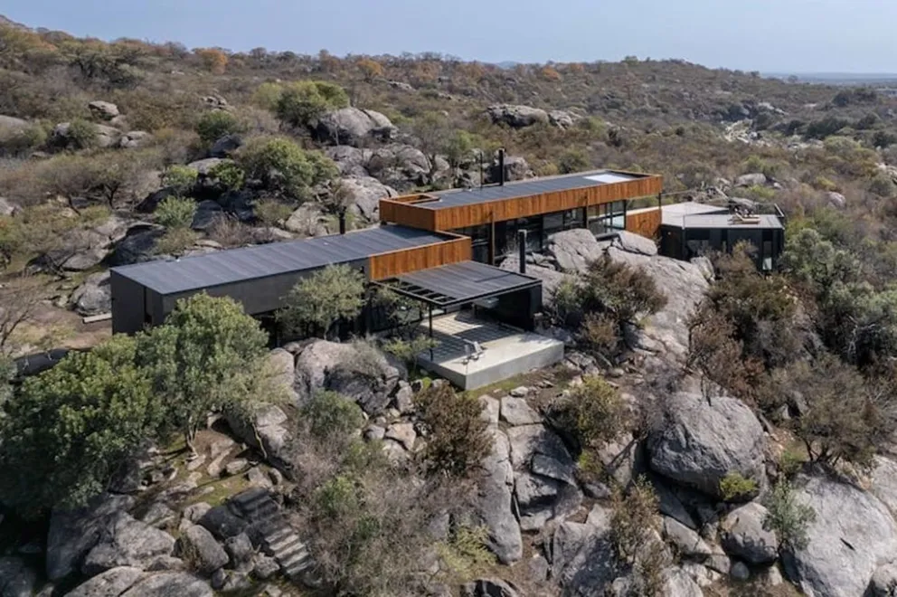 Madre e hija arquitectas diseñaron esta asombrosa casa que emerge entre las piedras del Valle de Traslasierra. (Fotos: Gonzalo Viramonte/La Nación)