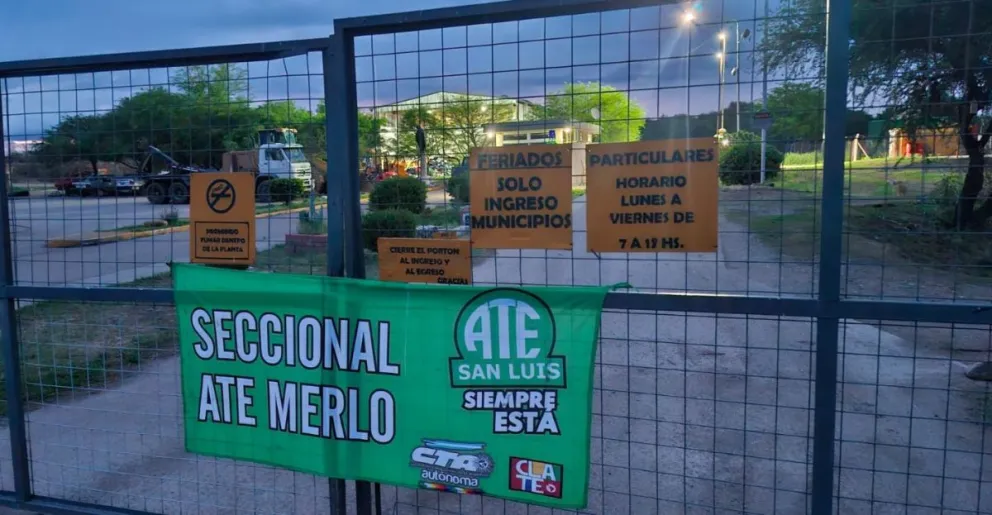 La Asociación de Trabajadores del Estado (ATE)  Seccional Merlo realiza una manifestación en la Planta de Reciclado El Jote, 