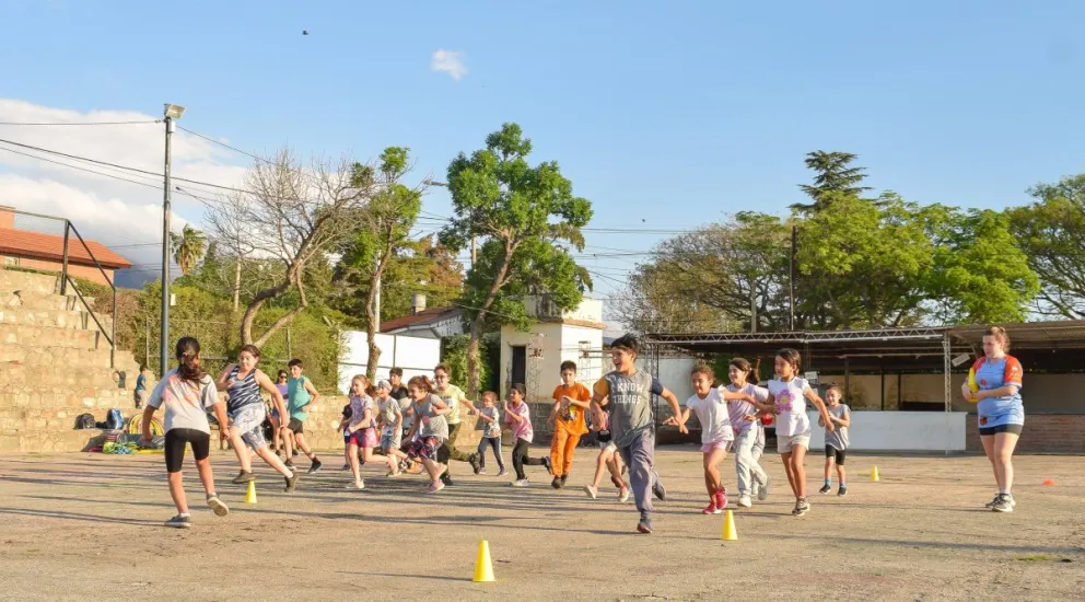 La Escuela Municipal Gratuita de Atletismo, en su debut, recibió a 30 niños y niñas. Las clases se dictan los martes y jueves de 18 a 20 en el Balneario Municipal y están destinadas a jóvenes desde los 6 hasta los 18 años. 