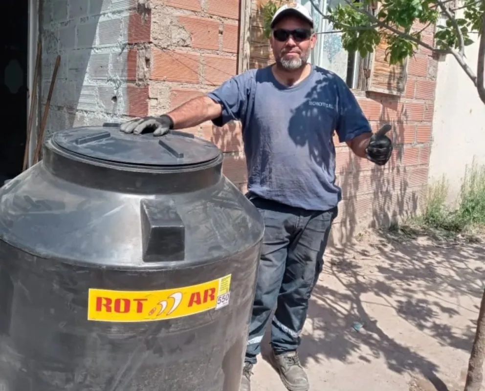 La municipalidad de Naschel colabora con los vecinos que necesitan tanques de agua.