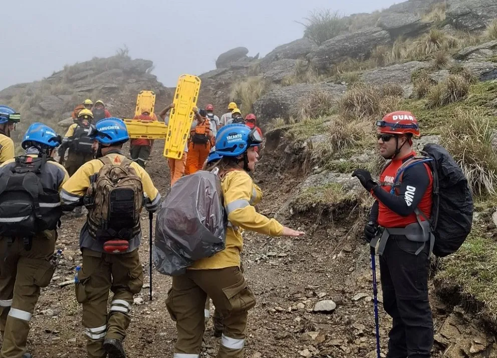 Durante todo el miércoles se desarrolló un complejo operativo de rescate del contingente descompuesto en el Champaquí. (Foto: La Otra Mirada)